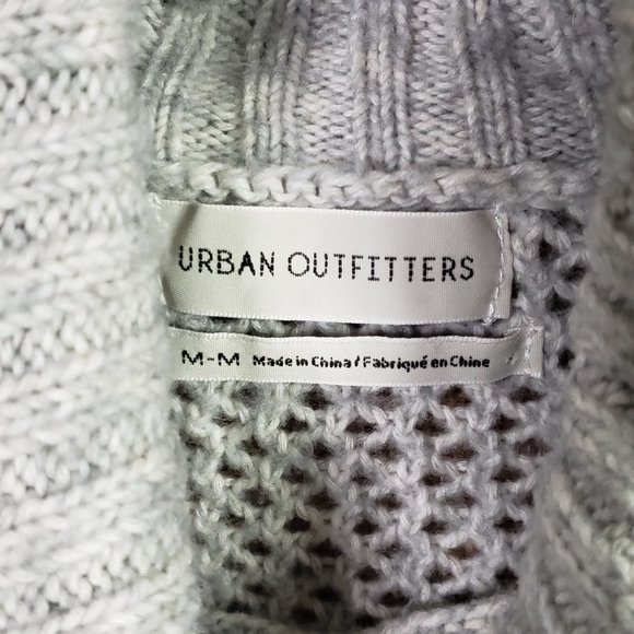 LIKE NEW URBAN OUTFITTERS V NECK COLLAR CUT OUT GREY KNIT SWEATER - Picture 4 of 6